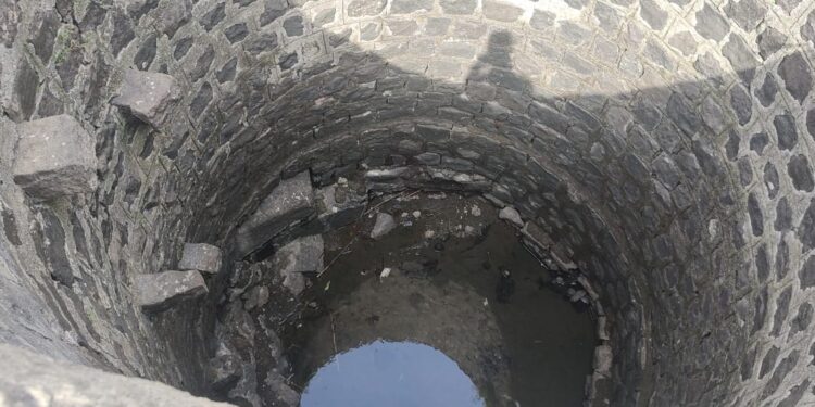 चांधईतील कुपनलिकांसोबत विहिरींचेही पाणी आटले; ग्रामस्थांचे हाल