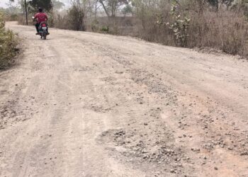 ओव्हरलोड वाहनामुळे रस्त्याची दयनीय अवस्था