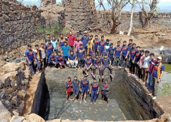 अवचित गडावरील कुंडाची साफसफाई