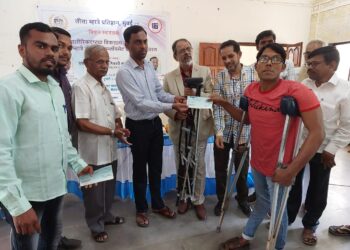 श्रीवर्धनमध्ये कुबडी संचाचे वाटप