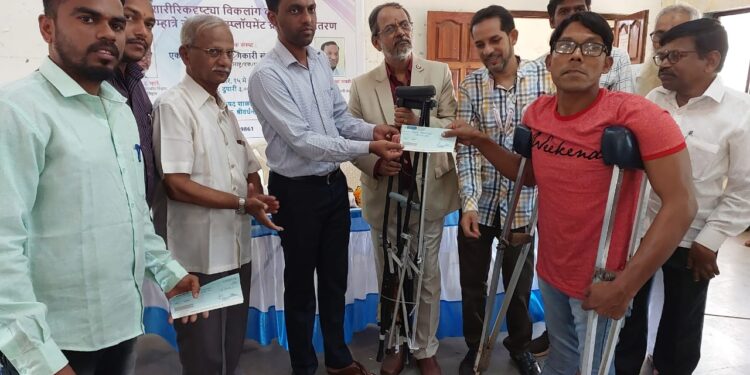 श्रीवर्धनमध्ये कुबडी संचाचे वाटप