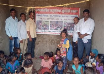 मुलांना शैक्षणिक साहित्याचे वाटप