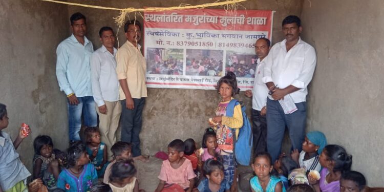 मुलांना शैक्षणिक साहित्याचे वाटप