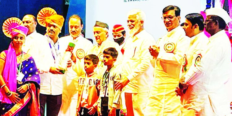 कर्जतचे प्रगत शेतकरी मंगेश सावंत शेतीनिष्ठ शेतकरी पुरस्कार