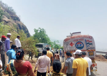 वरंध घाटात टँकर अडकला