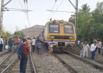तांत्रिक कारणाने लोकलचा खोळंबा