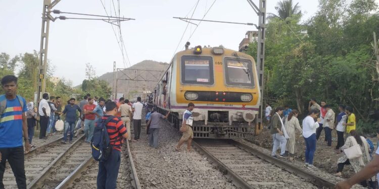 तांत्रिक कारणाने लोकलचा खोळंबा