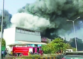 नवी मुंबई एमआयडीसीत लागलेल्या आगीत एकाचा मृत्यू तर सहा कारखाने जळून खाक