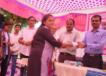 आदिवासी बांधवांचे दाखले वाटप