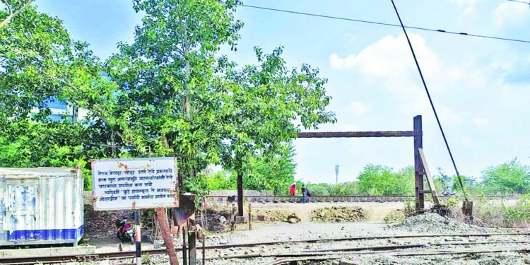 नवघर फाटक अखेर वाहतुकीसाठी बंद