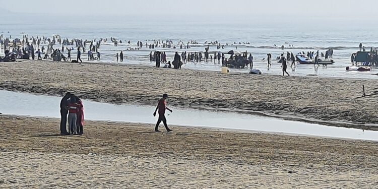 मुरूड, काशीद बीचवर पर्यटकांची प्रचंड मांदियाळी
