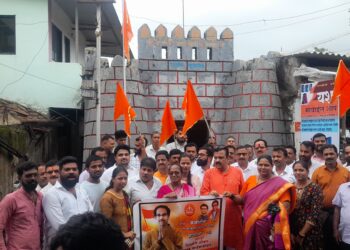 पक्षाशी गद्दारी करणार्‍यांना त्यांची खरी जागा दाखवून देऊ; शिवसैनिकांची घोषणाबाजी