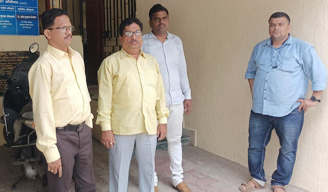 वेतन व भनिनी पथकाच्या तीन लाचखोर सापळ्यात