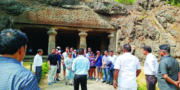 अमेरिकेच्या शिष्टमंडळाची एलिफंटाला भेट