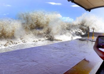 सावधान! समुद्र खवळलाय…पहा चित्तथरारक व्हिडिओ