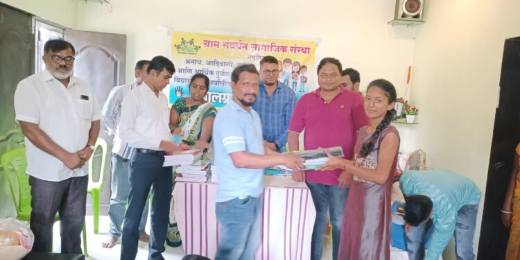 बालग्रामबालकांना शैक्षणिक साहित्यासह छत्री, अन्नधान्याचे वाटप