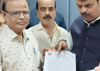 कर्जत रेल्वे स्थानकावरील समस्यांबाबत फडणवीसांना साकडे