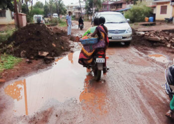 श्रीवर्धन रस्त्यावर चिखलाचे साम्राज्य; बांधकाम विभागाचे दुर्लक्ष