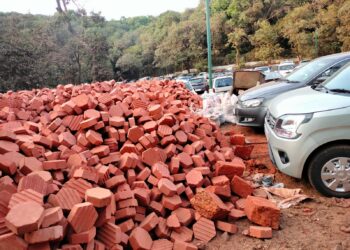 माथेरान वाहनतळात ठेकेदारांचे अतिक्रमण