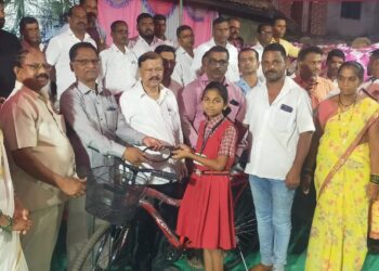 रोहा तालुक्यात शेतकरी कामगार पक्षाच्या वतीने सायकल वाटप