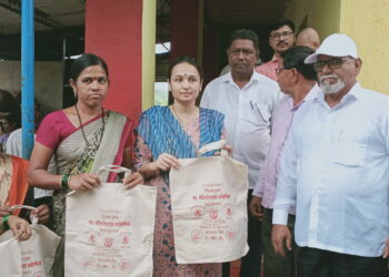 चित्रलेखा पाटील यांच्या हस्ते महादेवखार येथे कापडी पिशव्यांचे वाटप