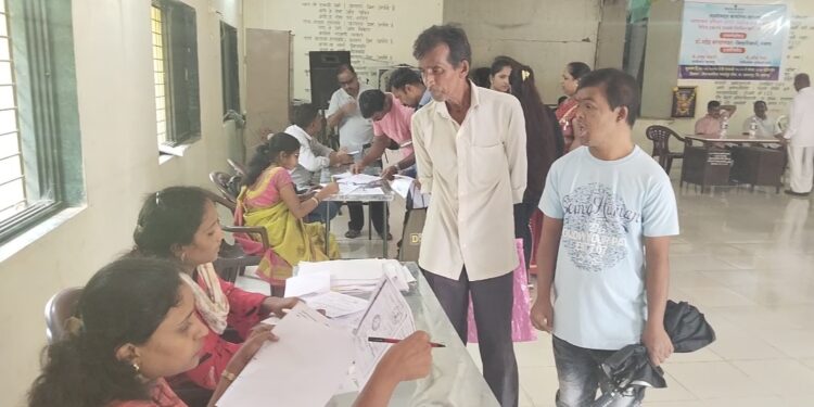 चौक येथे विविध दाखल्यांचे मोफत वाटप