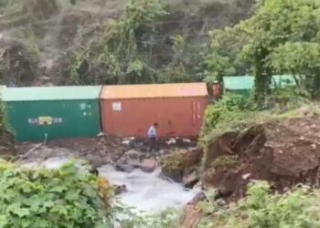 सिडकोची जलवाहिनी फुटली; मालवाहू रेल्वे पडली बंद