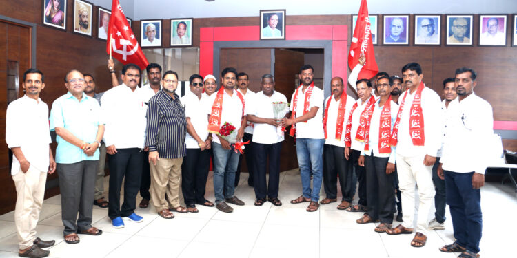 माणगावमधील सेनेतील कार्यकर्ते स्वगृही परतले