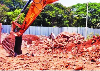 पाणथळ क्षेत्रातील डेब्रिज हटविण्यास सुरूवात