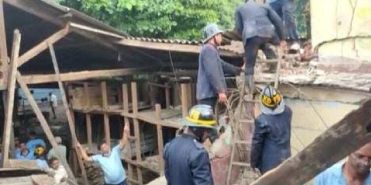 धोकादायक इमारत कोसळली; एक ठार तर एकजण जखमी