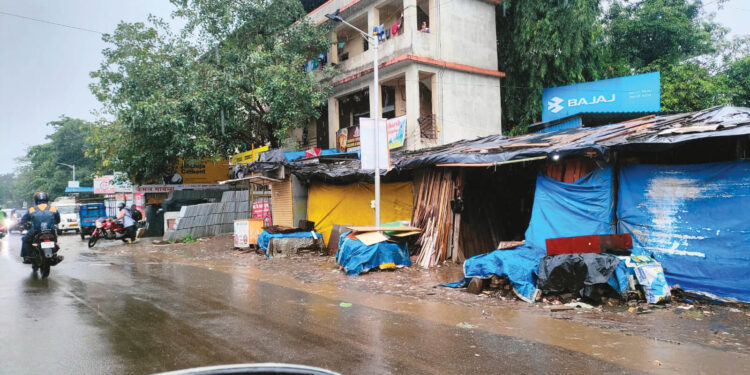 अरे बापरे! त्यांनी तर सार्वजनिक बांधकाम विभागाची जागाच हडपली