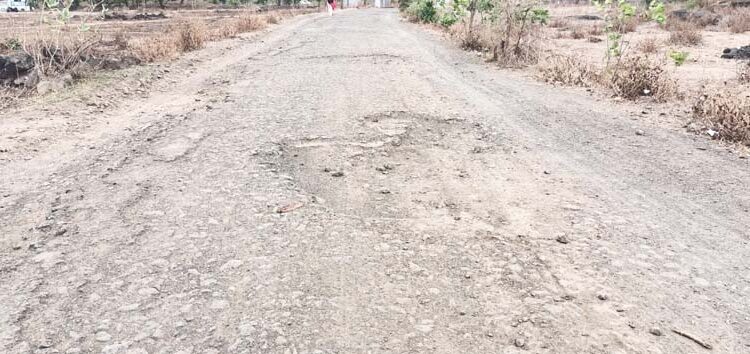 खालापूर तालुक्यातील रस्त्यांची दयनीय अवस्था; केळवली मार्गे बीडखुद-खरवई मार्गावर खड्डेच खड्डे