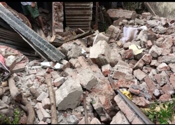 ब्रेकिंग – दोन घरांवर कोसळल्या दगडी; दुर्घटनेत महिला जखमी