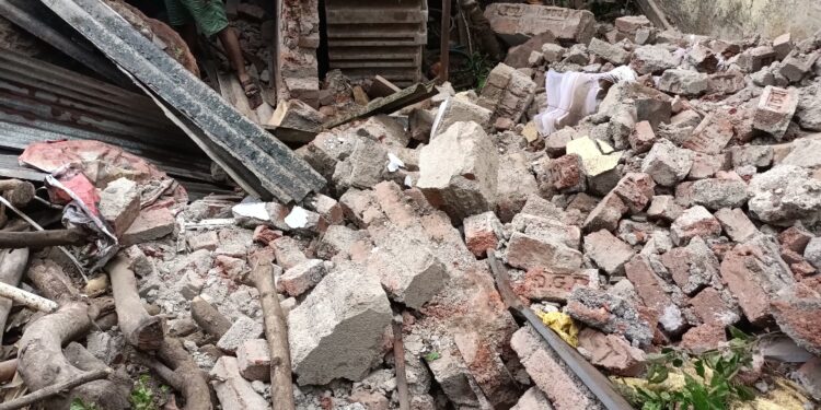 ब्रेकिंग – दोन घरांवर कोसळल्या दगडी; दुर्घटनेत महिला जखमी