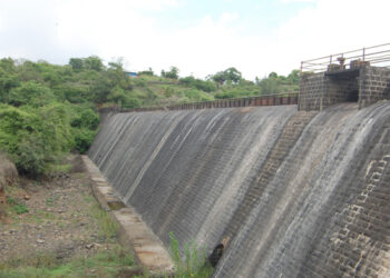 तीनविरा धरण ओसंडून वाहण्याची पर्यटकांना प्रतीक्षा