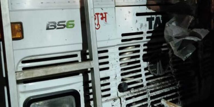 चालकाचा थरार! भरधाव ट्रकची घर, दुकानांना धडक