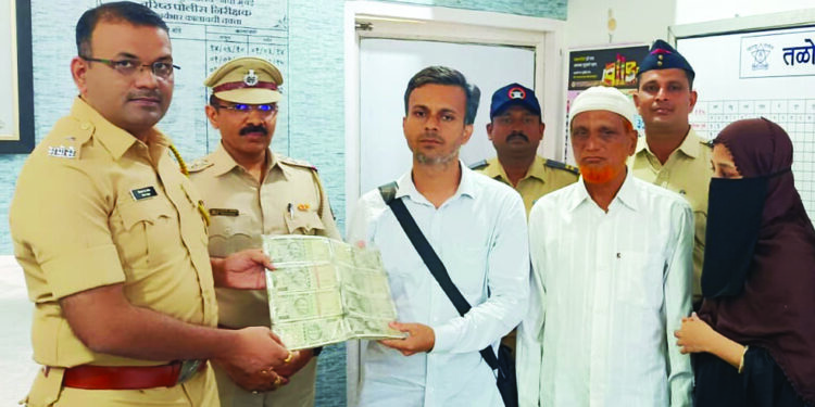 अपघातामध्ये सापडलेले चार लाख केले परत