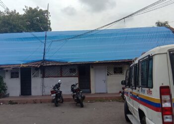शासकीय कार्यालयांना ताडपत्रीचा आधार