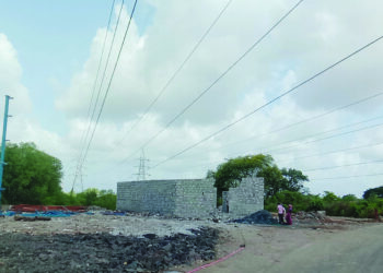 अति उच्चदाब वीज वाहिनीखाली अनधिकृत बांधकाम