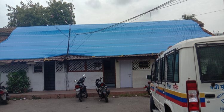 शासकीय कार्यालयांना ताडपत्रीचा आधार