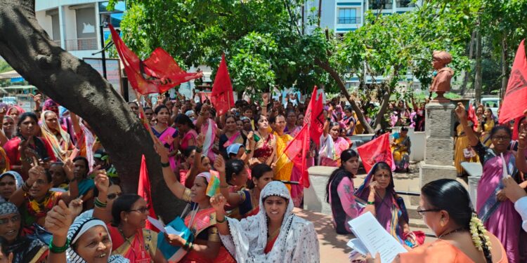 अंगणवाडी कर्मचाऱ्यांचा जिल्हा परिषदेवर थाळीनाद