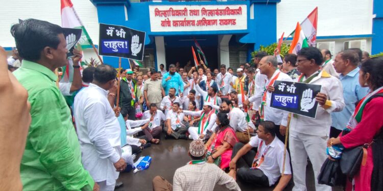 बरिकेट्स पाडून जिल्हाधिकारी कार्यालयात काँग्रेस कार्यकर्त्यांची घुसखोरी