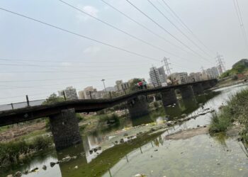 ब्रेकिंग; करंजाडे येथील गाढी नदीवरील पत्री पूल कोसळला