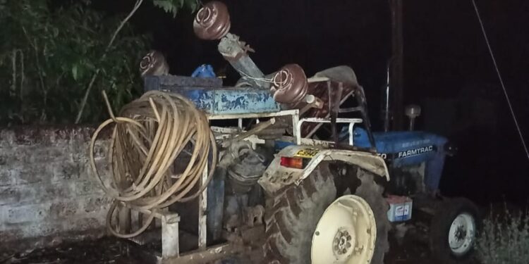 आंबेतमध्ये ट्रॅक्टरची विद्युत पोलला धडक