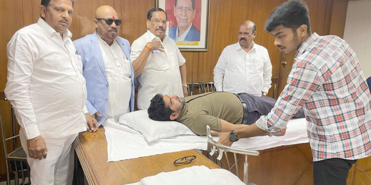 माजी आमदार विवेक पाटील यांच्या वाढदिवसानिमित्त रक्तदान शिबीर