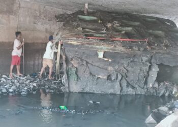 भंगारवाल्यांनी नाल्यात टाकला बोटीचा सांगाडा