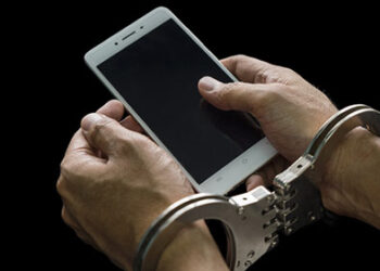 मोबाईल चोर पोलिसांच्या तावडीत