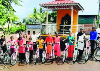 शालेय मुलींना सायकलचे वाटप