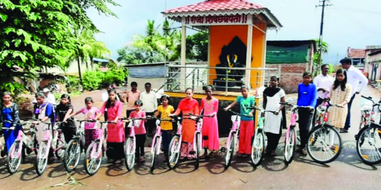 शालेय मुलींना सायकलचे वाटप