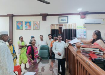 ग्रामस्थांचा वहिवाटीचा रस्ता बंद